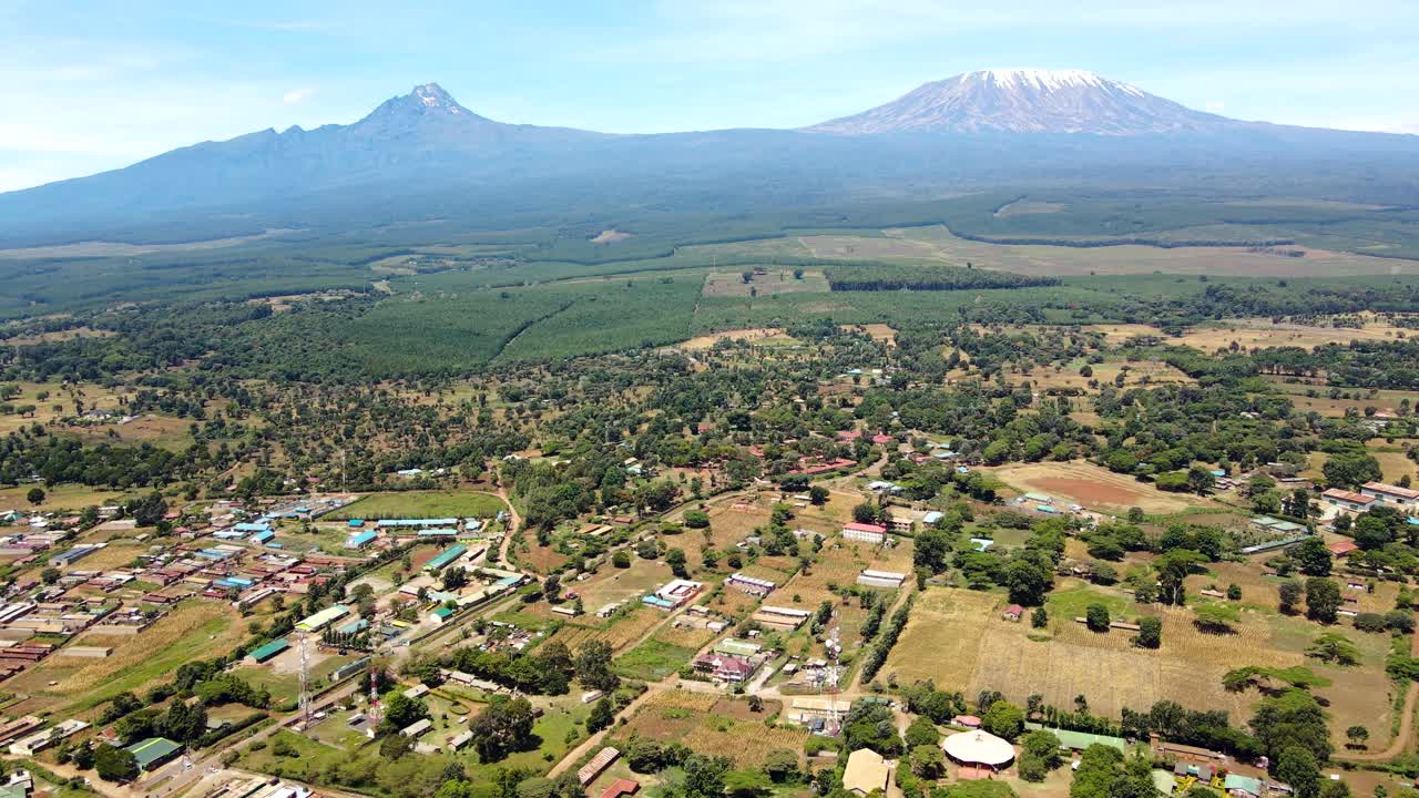 케냐의 로이토키톡 마을과 킬리만자로 산의 공중 드론 뷰 노천 시장 - 케냐의 시골 마을