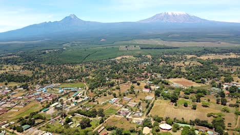 vista aérea de drones mercado al aire libre en la ciudad de loitokitok, kenia y monte kilimanjaro- pueblo rural de kenia