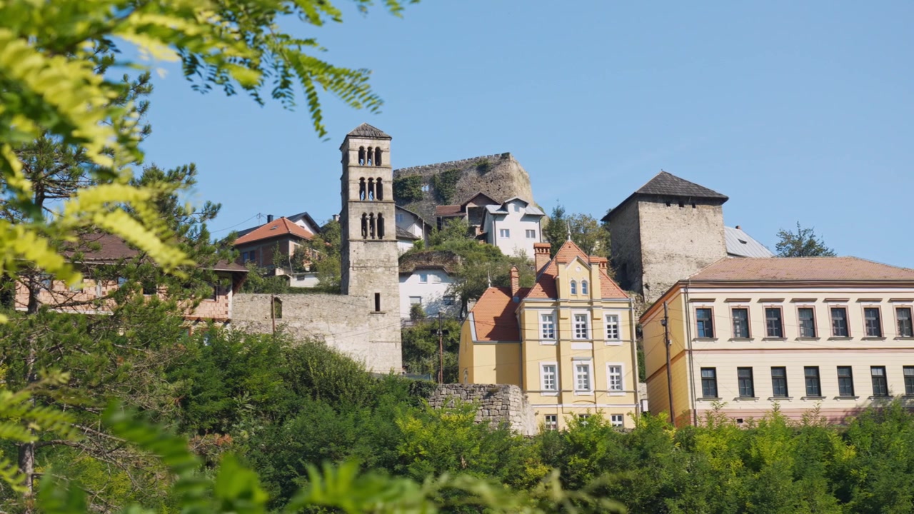 Vista del centro città di Jajce e del castello sovrastante. Ripresa fluida a mano libera.