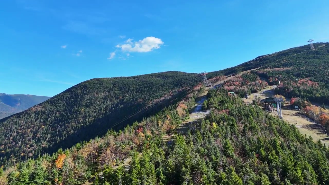 Episk droneflyvning i bjergene med en svævebanelinje om efteråret, fyrretræer i White Mountain National Forest, New Hampshire, USA.