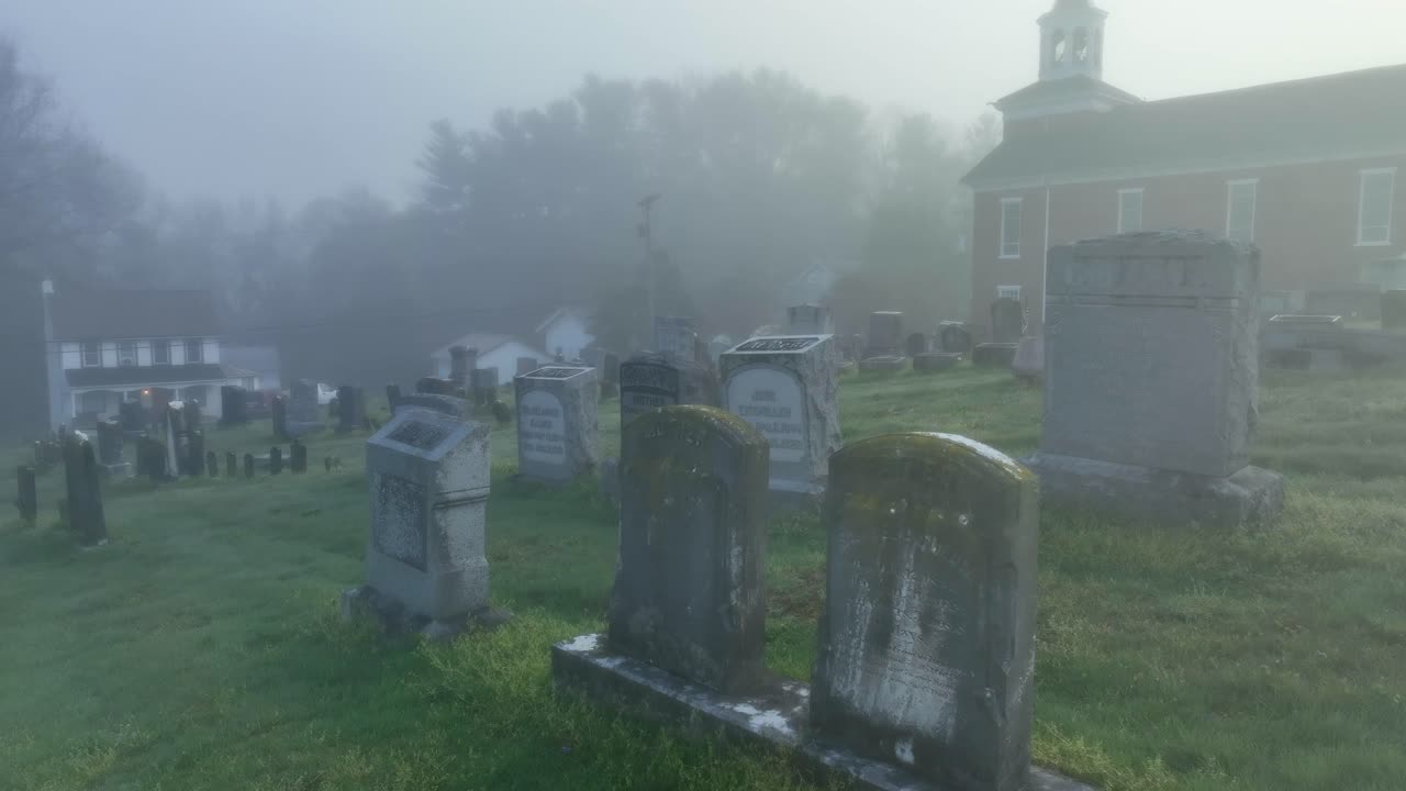 안개와 무서운 조건에서  ⁇ 은 교회와 오래된 무덤의 무시무시한 파랄락스