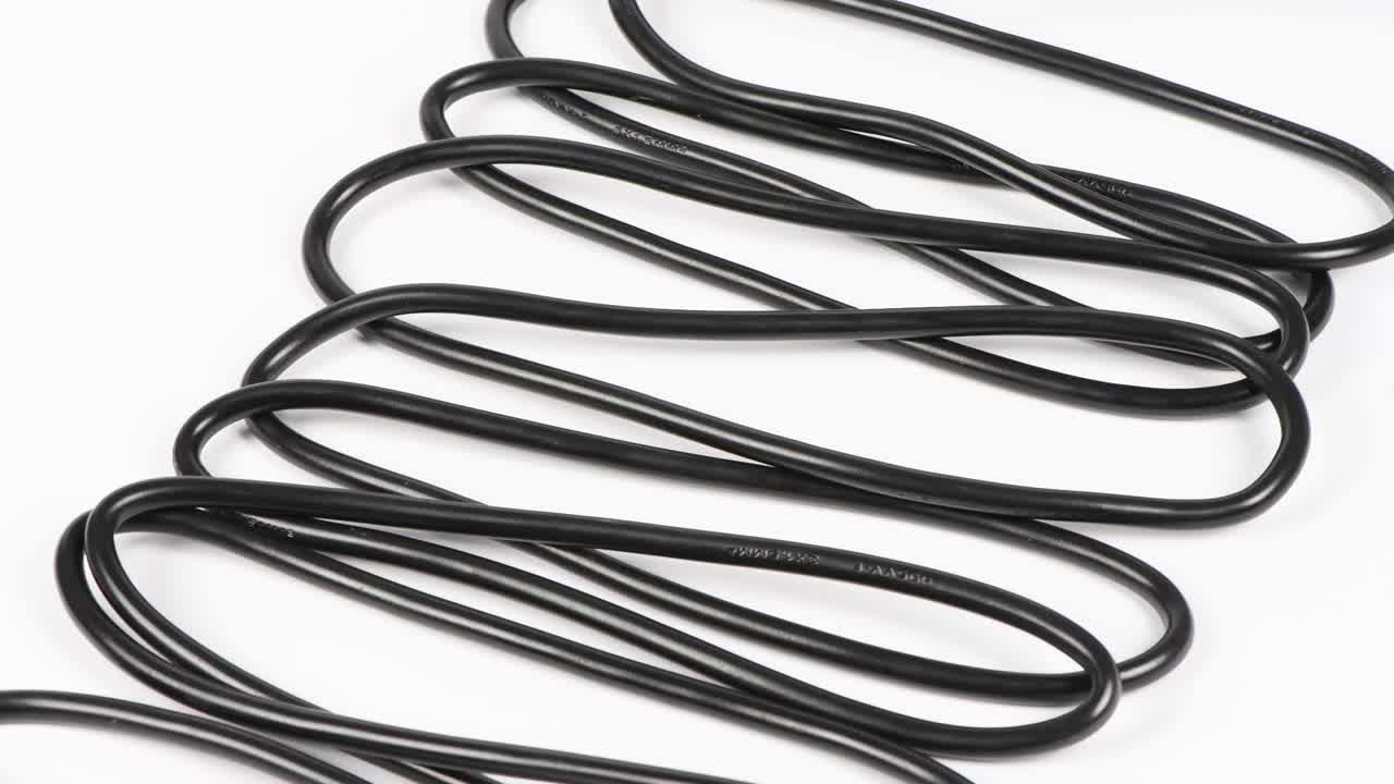 alambre negro aislado en blanco. vista lateral. movimiento de bucle. rotación 360.