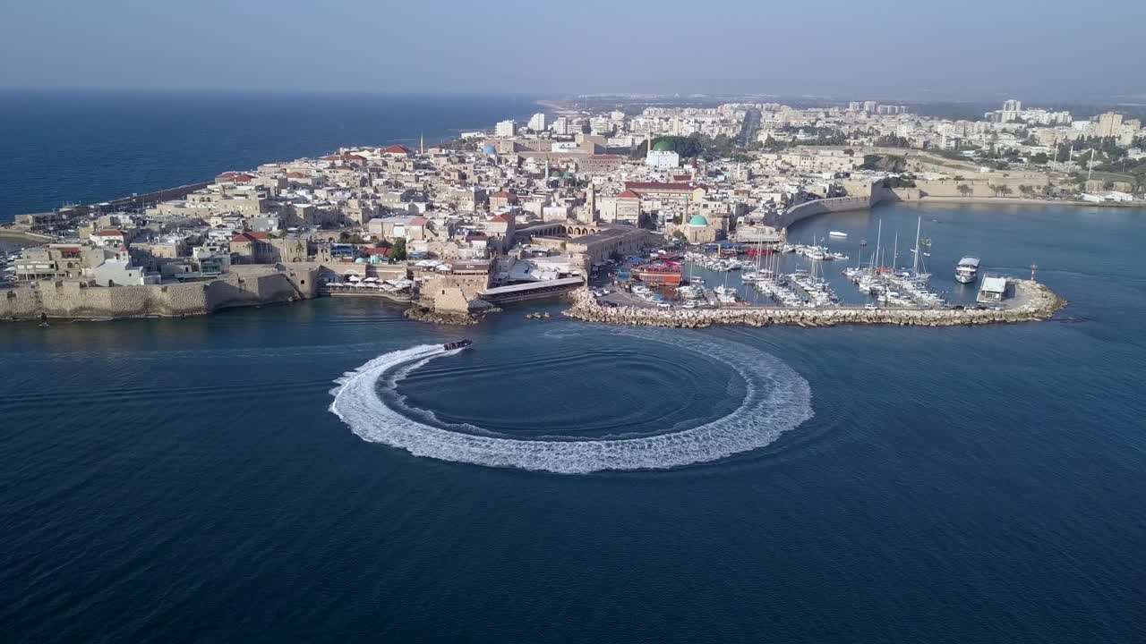 acre israel: imágenes aéreas de la ciudad antigua y el puerto de acre o akko, israel. barco de velocidad en el mar.