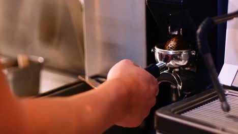 polvo de café que cae en el colador de la cafetera