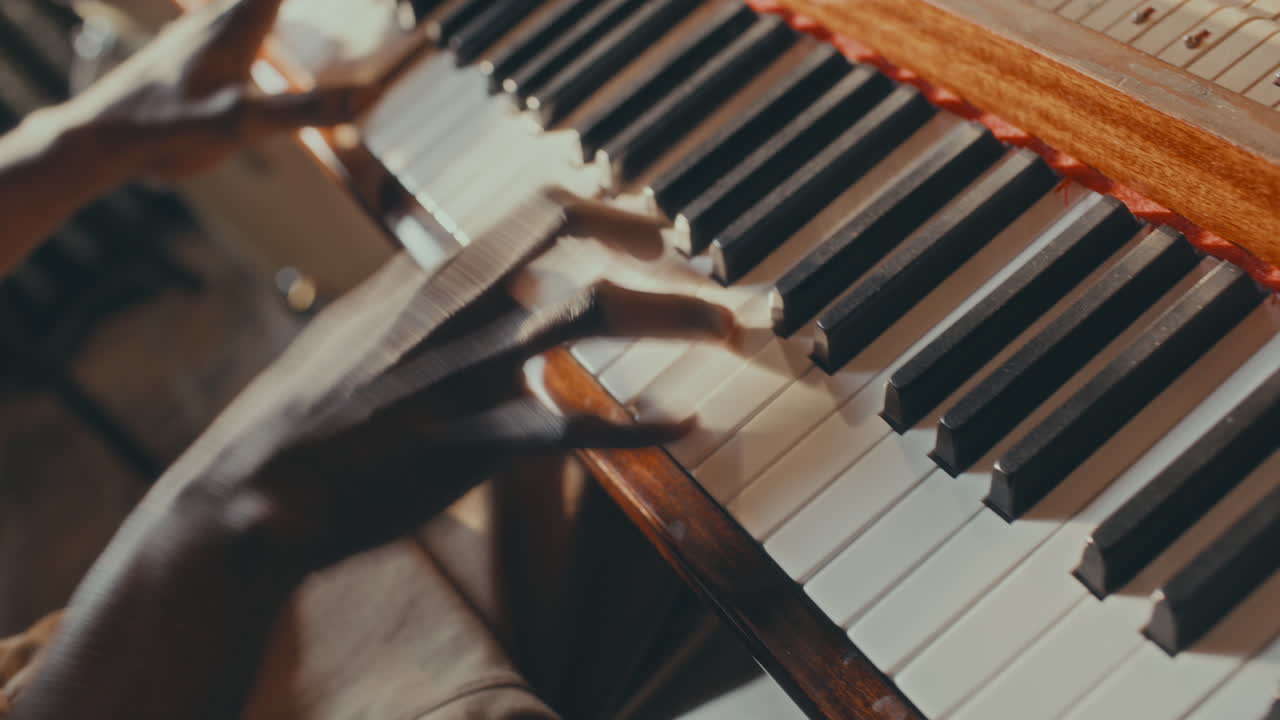 persona que toca un piano antiguo