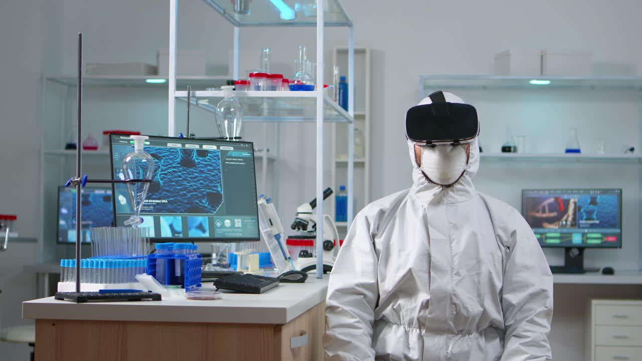 보호복을 입은 과학자 연구원이 vr을 사용합니다.