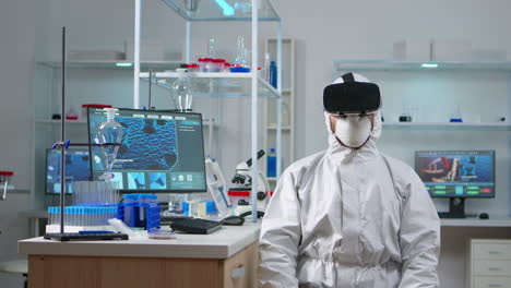 científico investigador en traje de protección usando vr