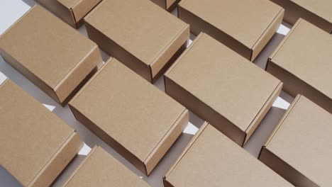 vídeo de cajas de cartón con espacio para copiar sobre fondo blanco