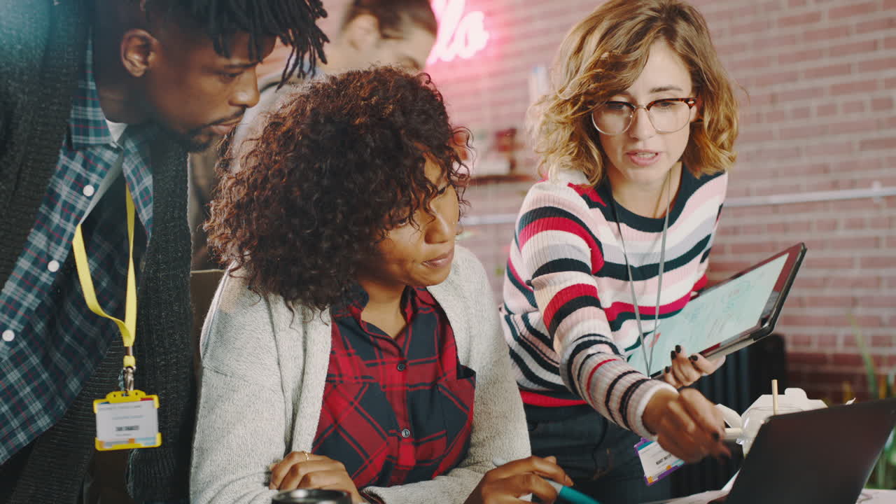 seo, portátil o mujer entrenando a los empleados un digital