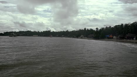 Malvan-Strand-Und-Meer-Im-Regen