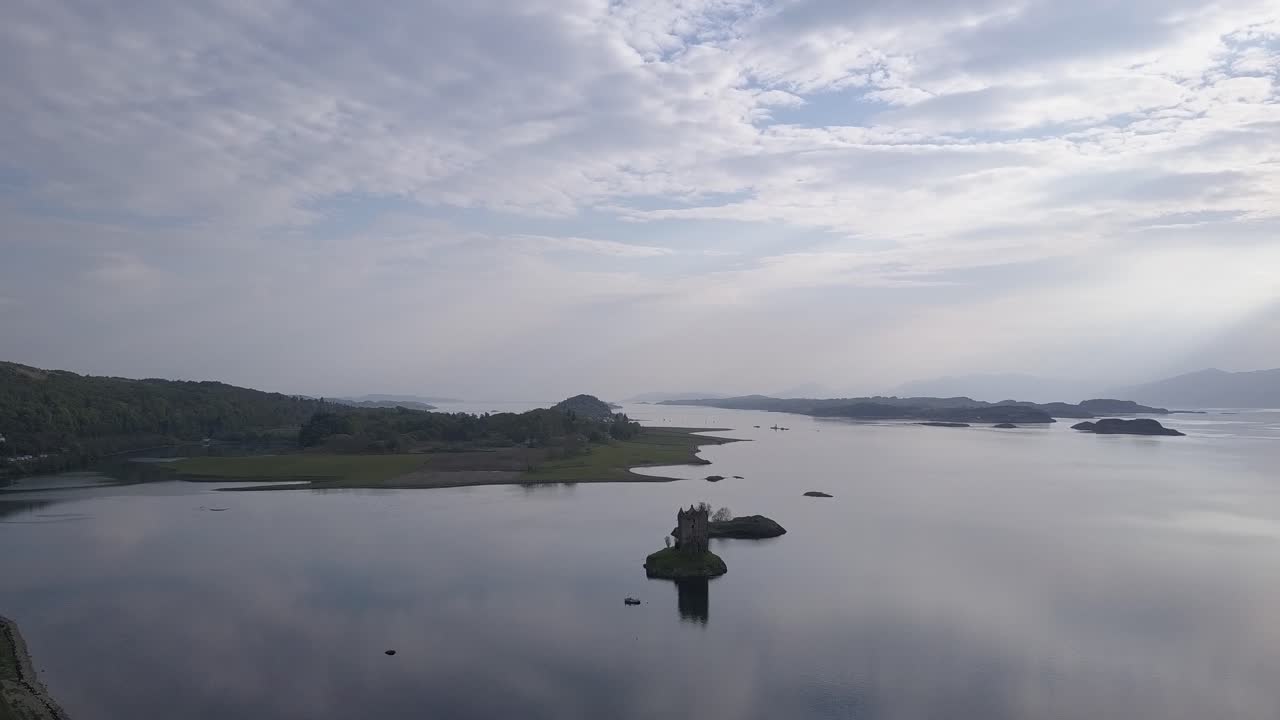스코틀랜드 북부의 린네 호수에 있는 캐슬 스토커의 바이어