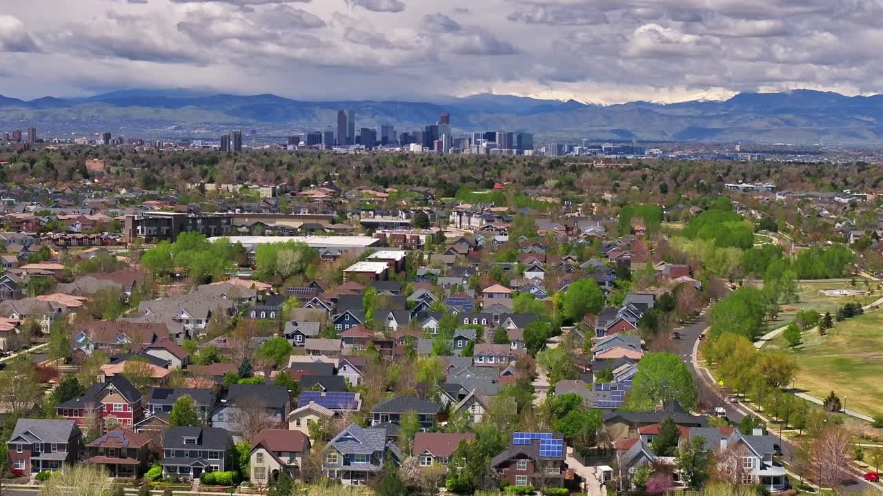 Front Range Denver Lowry Northfield Central Park Colorado, ripresa aerea con drone, estate, primavera, verde, fioritura, quartiere, condomini, soleggiato, cielo nuvoloso, auto, paesaggio urbano, grattacieli, scatto statico