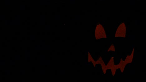 Hohe-Jack-O-Laternen-Silhouette-Mit-Langsam-Flackerndem-Kürbislicht-Halloween-Rechts-Eingerahmt