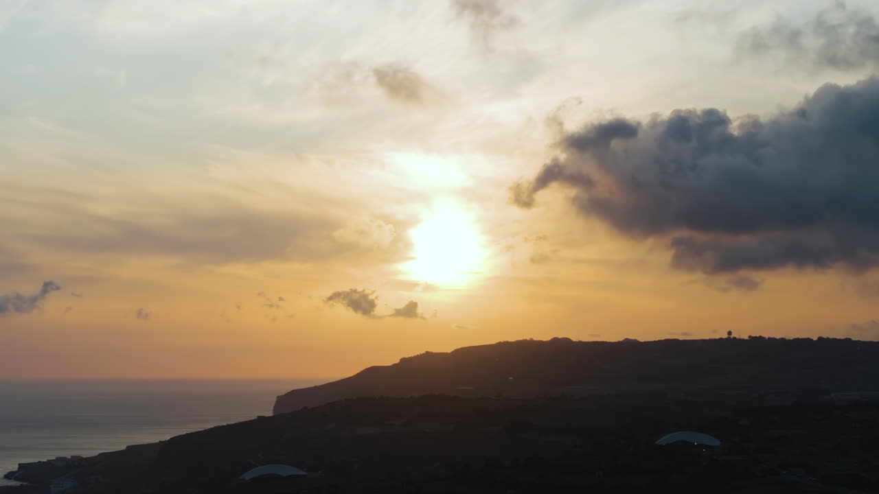 몰타 해안 에 있는 저녁 태양 과 극적인 구름 의 항공 텔레포토 사진