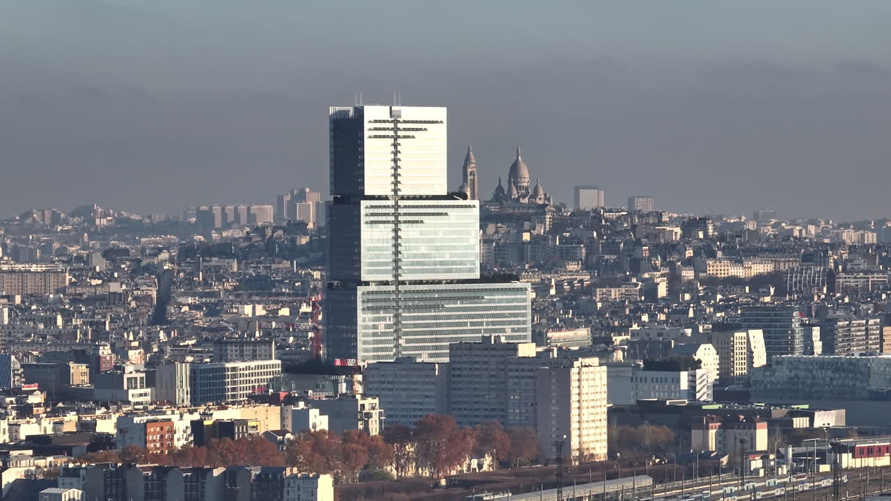 파리의 시내 스카이 라인 (paris skyline) - 몽마르트 (montmartre) 의 풍경, 배경으로 촬영된 공중 촬영.