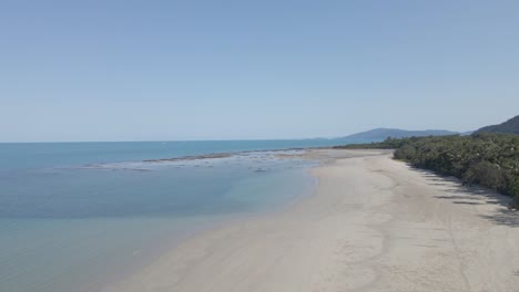 Arena-Blanca-De-Myall-Beach-Entre-El-Océano-Azul-Y-El-Bosque-Verde-En-Cape-Tribulation,-Qld,-Australia