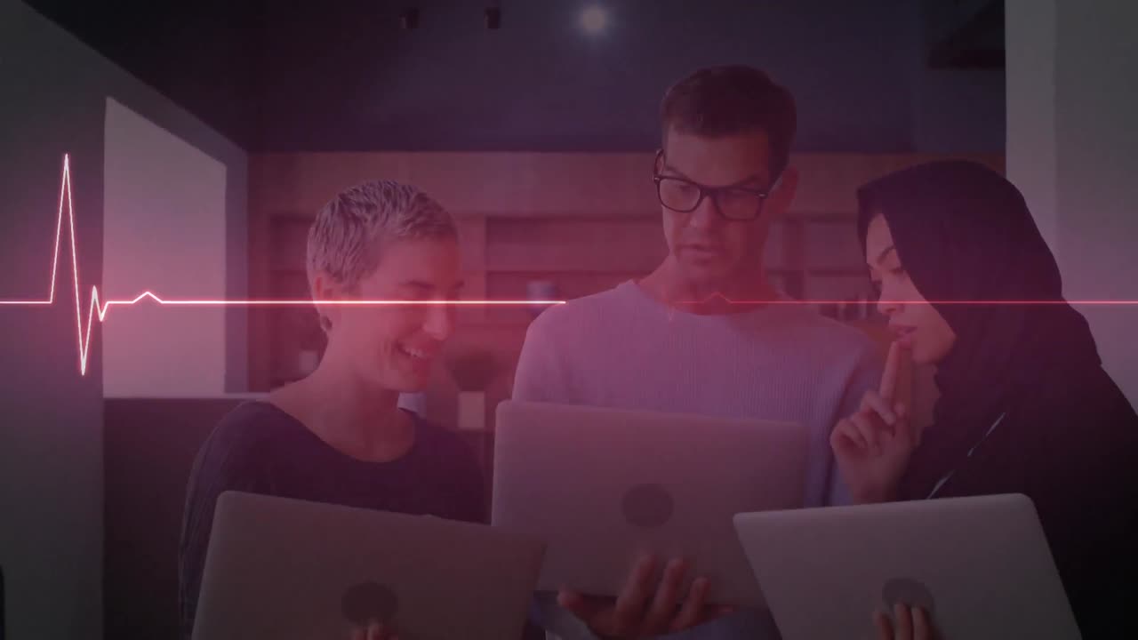 사무실에서 노트북을 사용하는 다양한 비즈니스 사람들에 대한 이소 전기 라인의 애니메이션