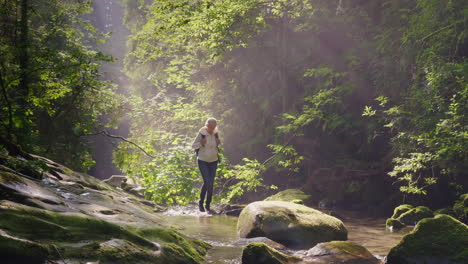 Eine-Einsame-Frau-Wandert-Durch-Das-Wasser-Im-Wald-Verloren-Im-Wald-Gefährliche-Abenteuer-Der-Ra