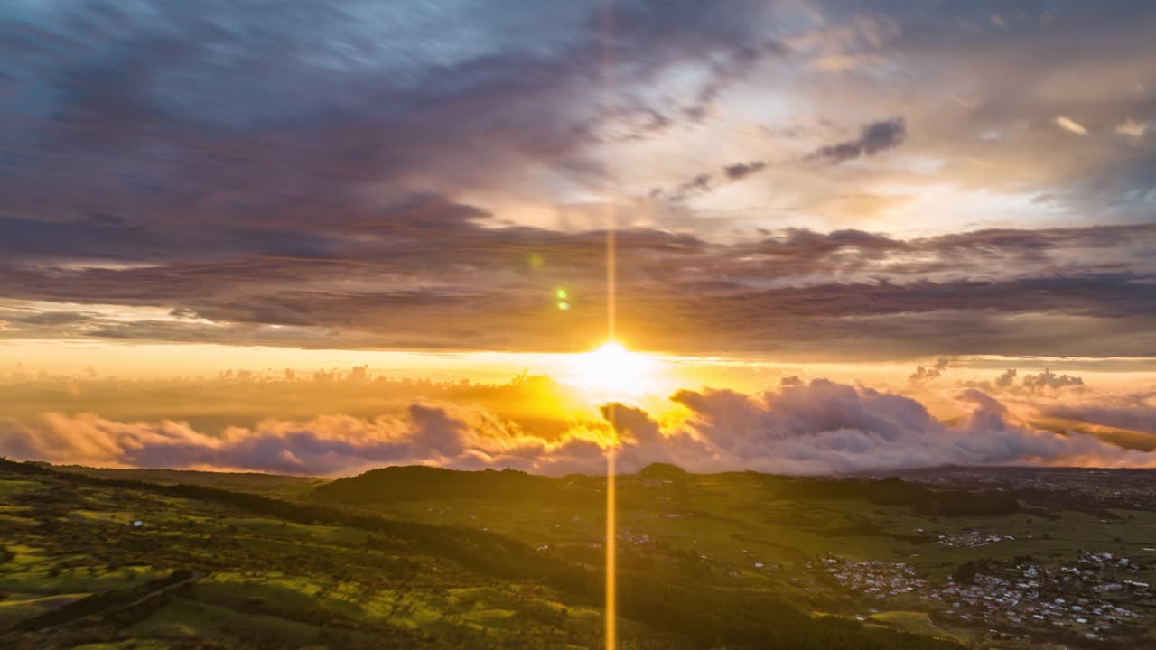 hiperlapso de una puesta de sol con nubes con dron