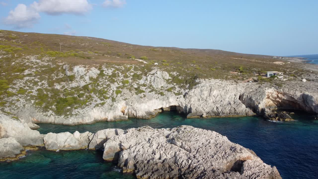 vista aérea de la playa de porto limnionas en la isla de zakynthos, grecia.