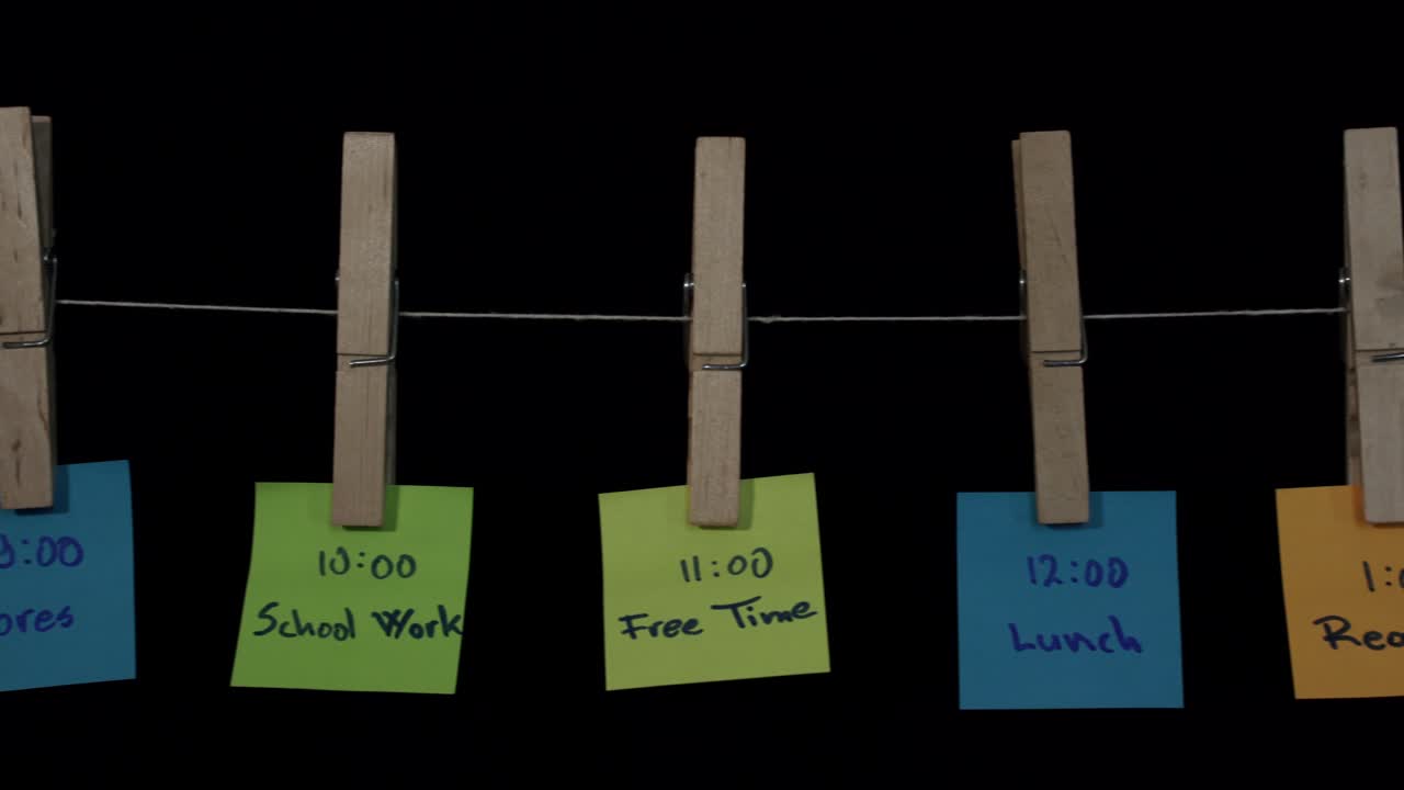 나무 막대기에 매달린 다채로운 스티커에 표시된 일상 활동