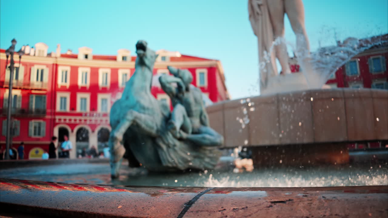 Nizza, Francia - 8 ottobre 2024: vista della Fontaine du Soleil a Place Massena alla luce del giorno