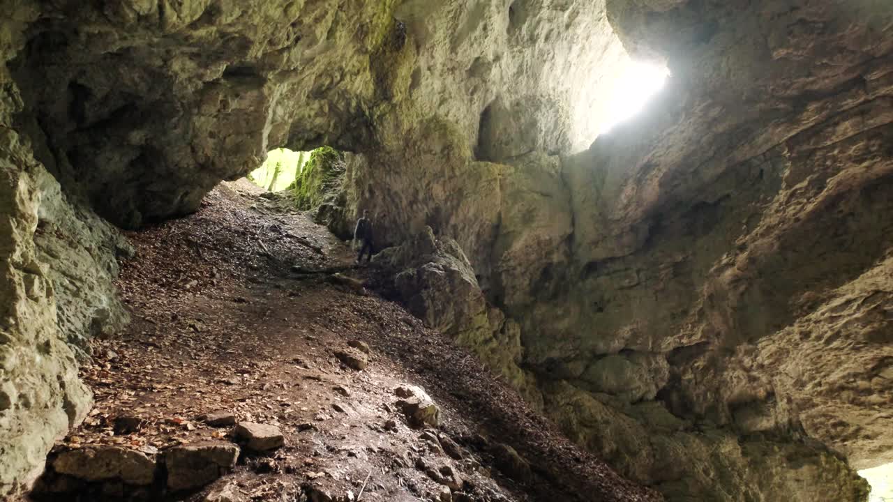 hombre caminando por el desfiladero de pokljuka en eslovenia durante la primavera en el parque nacional triglav-4