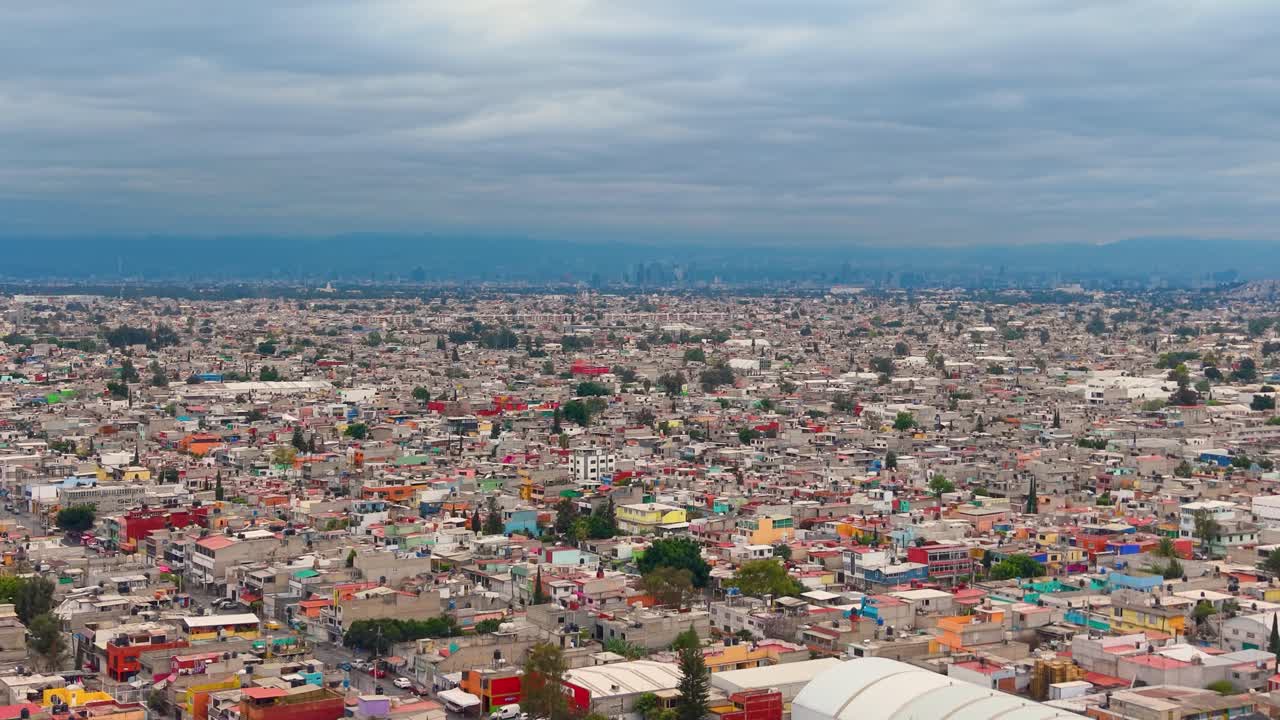 Vista aerea del denso paesaggio urbano di Ecatepec sotto cieli nuvolosi