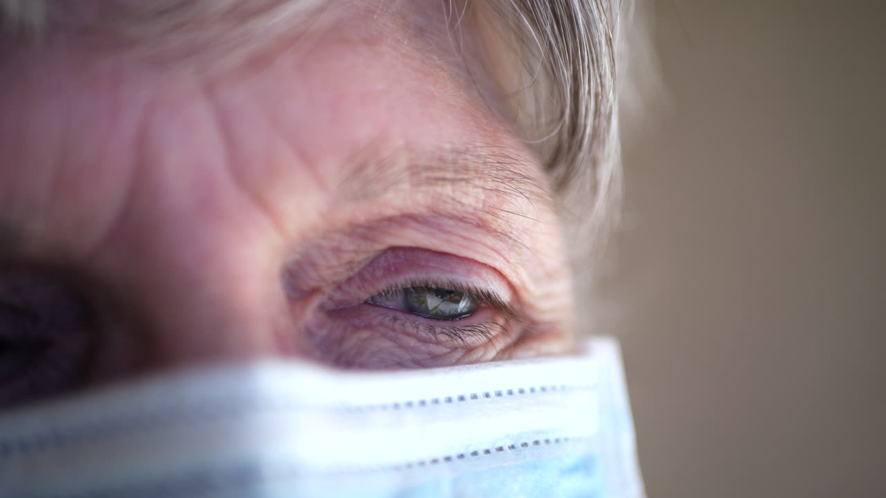 l'occhio di una paziente medica anziana malata terminale che sembra scioccata e spaventata in ospedale