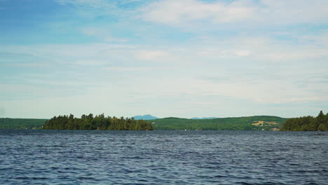 New-England,-Ruhige,-Entspannte-Umgebung-Mit-Blick-Auf-Den-Lake-Memphremagog-Und-Das-Jay-Peak-Ski-Resort-Im-Sommer