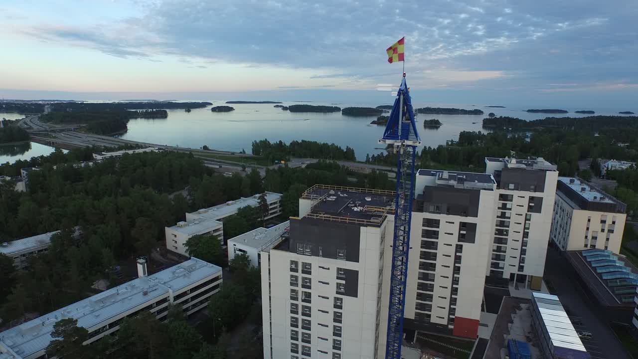 핀란드 에스포 의 타피올라 에 있는 아파트 고층 건물 의 드론 영상