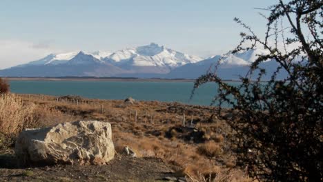 lago argentino en la hermosa región andina de patagonia