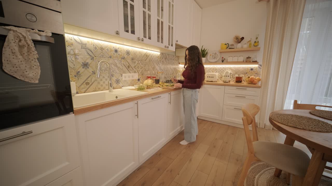 Coppia innamorata che prepara un panino in cucina-soggiorno