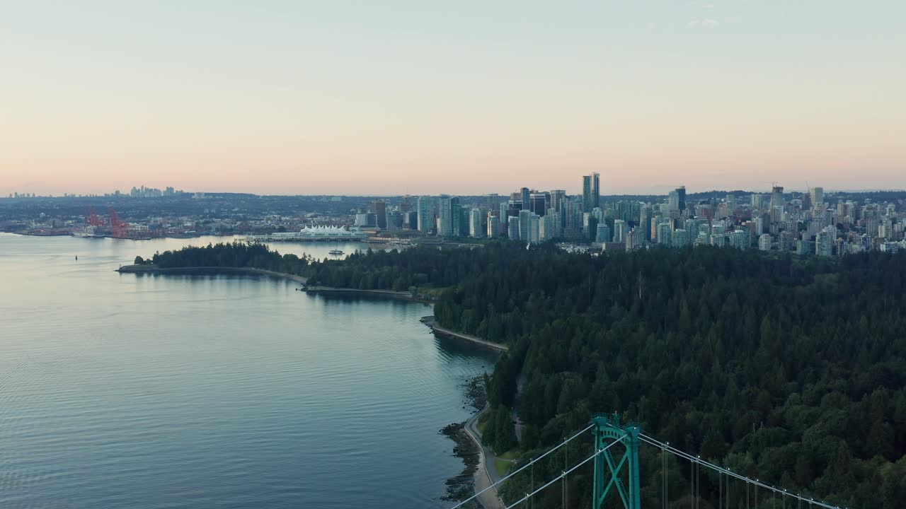 toma aérea de drones volando hacia abajo para revelar el puente lions gate en vancouver, canadá