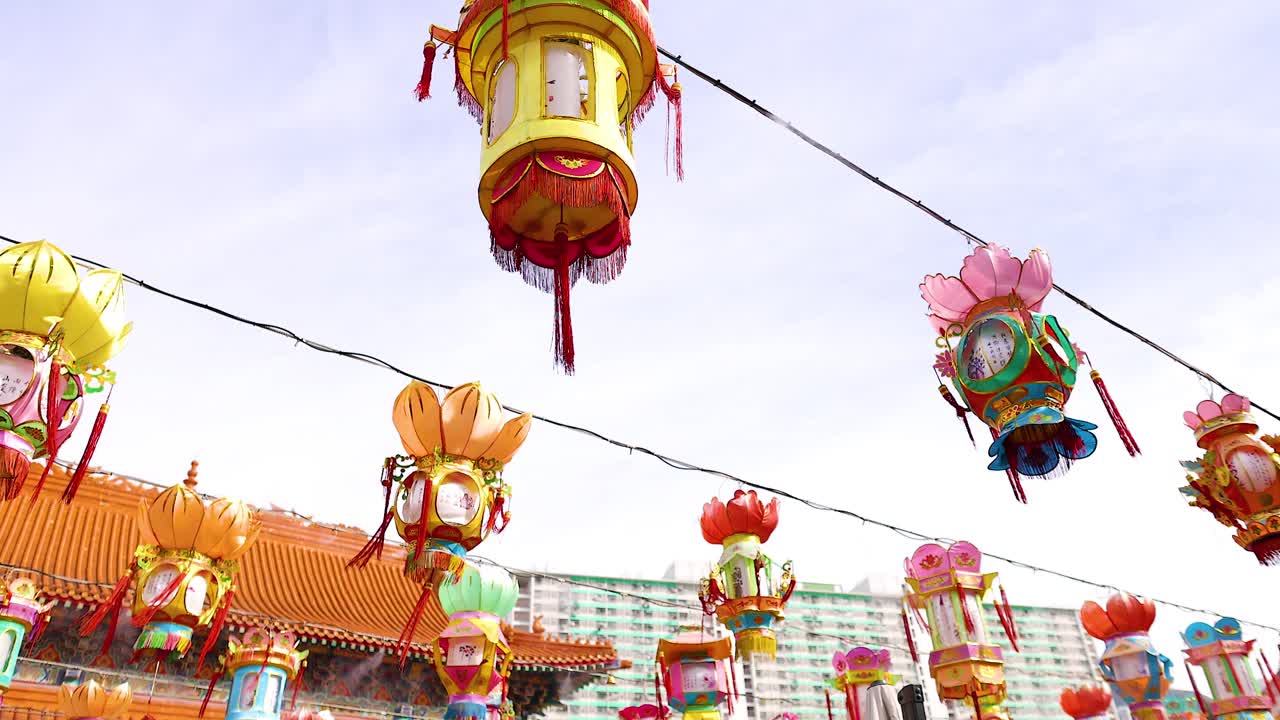 다채로운 등불이 홍콩 사원에서 흔들리고 있다.