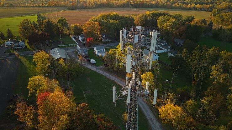 Vista aerea di ripetitore telefonico in paesaggio rurale
