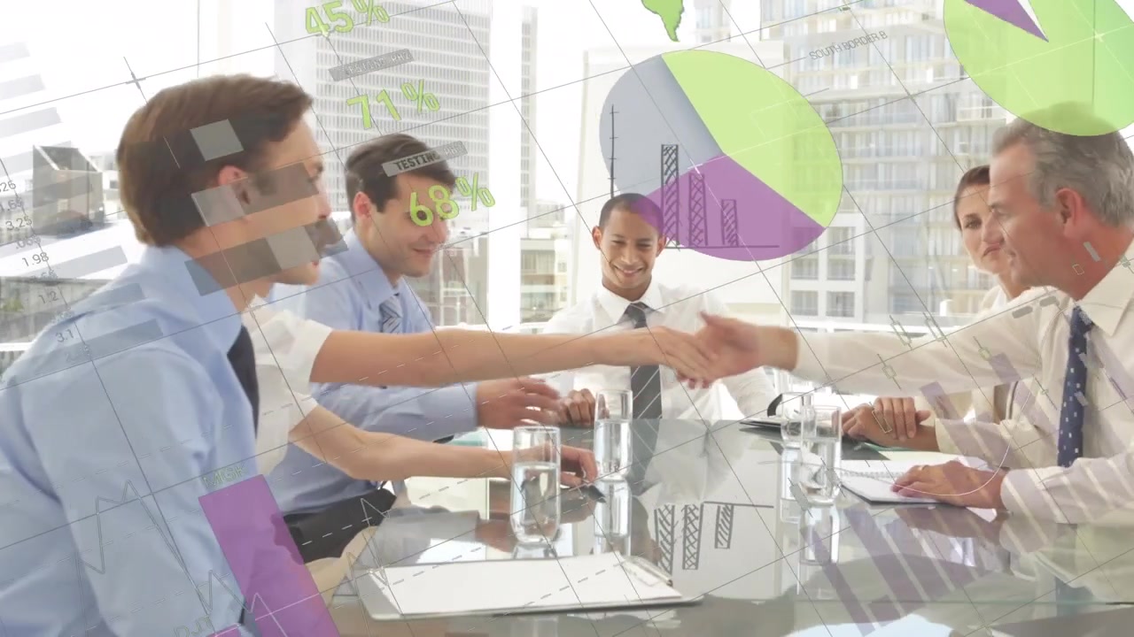 Animasi pemrosesan data keuangan di atas beragam pebisnis yang sedang rapat di kantor
