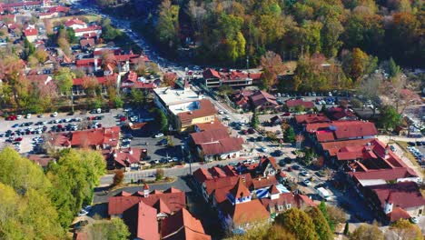 Drohnenschuss,-Der-Im-Herbst-Langsam-über-Das-Alpendorf-In-Helen-GA-Fliegt