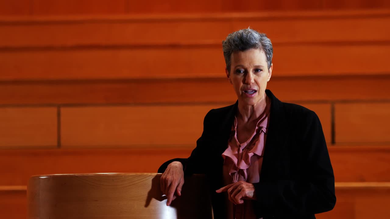 ejecutiva de negocios dando un discurso