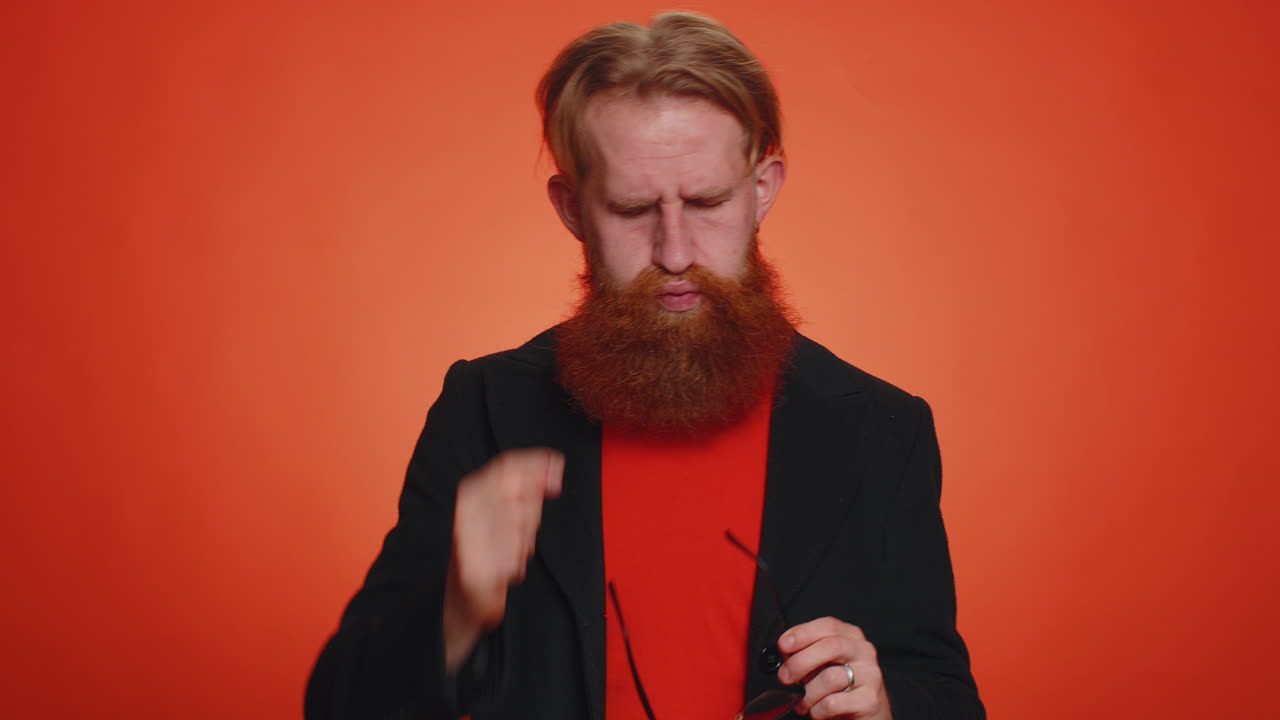 agotado hombre cansado quitarse las gafas siente dolor en los ojos exceso de trabajo agotamiento estrés de largas horas de trabajo