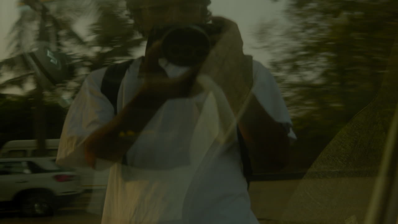 Riflesso di una persona in una finestra, scena urbana diurna, atmosfera introspettiva