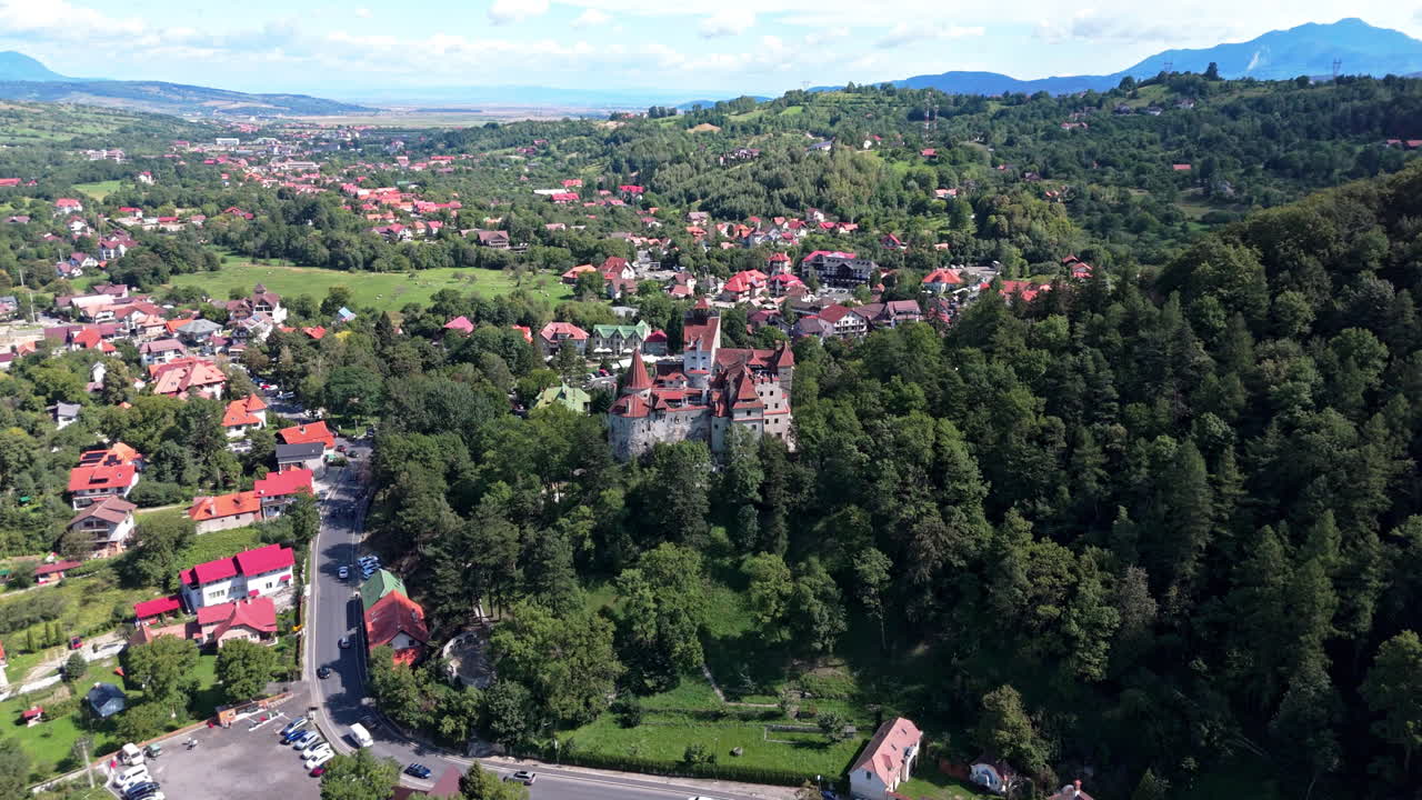 Panoramatický letecký pohled na hrad Bran v Transylvánii, obklopený bujnou přírodou