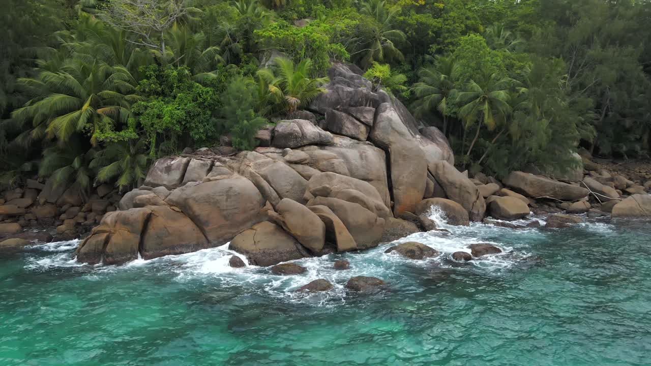 Pemandangan di Seychelles yang direkam dengan drone dari atas menampilkan laut, bebatuan, pohon palem di pulau utama Mahe