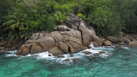 Paisajes-En-Seychelles-Filmados-Con-Un-Dron-Desde-Arriba-Que-Muestran-El-Océano,-Rocas,-Palmeras-En-La-Isla-Principal-Mahe
