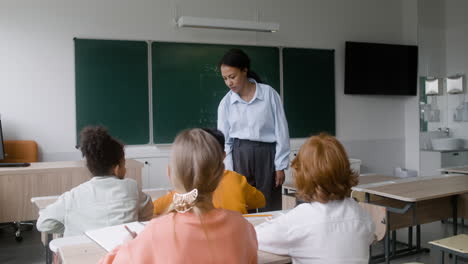 Lehrer-Im-Klassenzimmer.