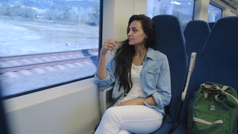 mujer viajando en tren