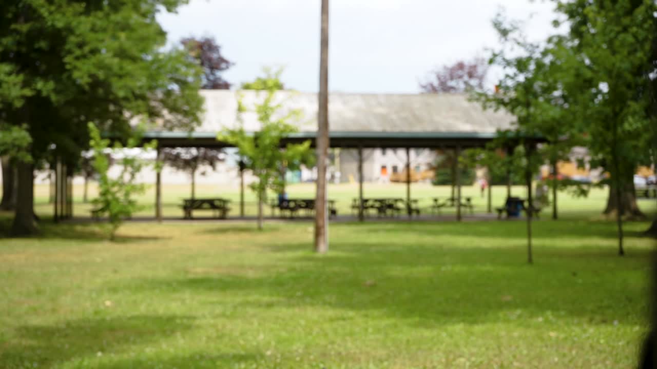 온타리오 주 런던 의  ⁇ 빛 날 에  ⁇ 터 와 벤치 가 있는 공원 을 드러내는 것