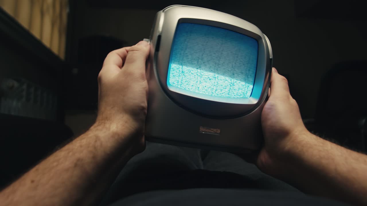 레트로 tv, 노스탈기적인 설정으로 빈티지 tv, 레트로 tv는 화면에 곡물을 표시합니다, 무서운 할로윈 밤 장치, 크로마 키 및 그린 스크린에 좋습니다.