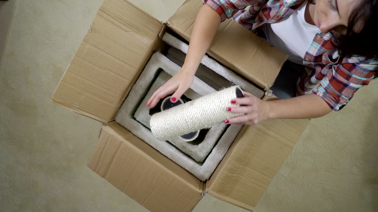 muebles modernos para gatos en caja y ensamblaje.