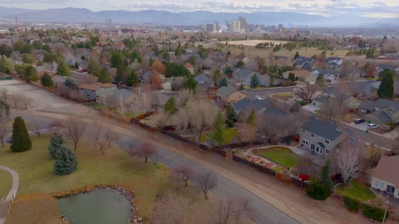 아래 공원까지 붐이 일고 있는 네바다 주 리노 교외
